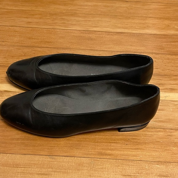 Stuart Weitzman leather flats - Picture 2 of 2